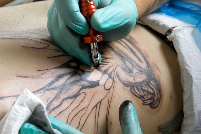 State budget proposal seeks licensing for tattoo artists - WFMJ.com